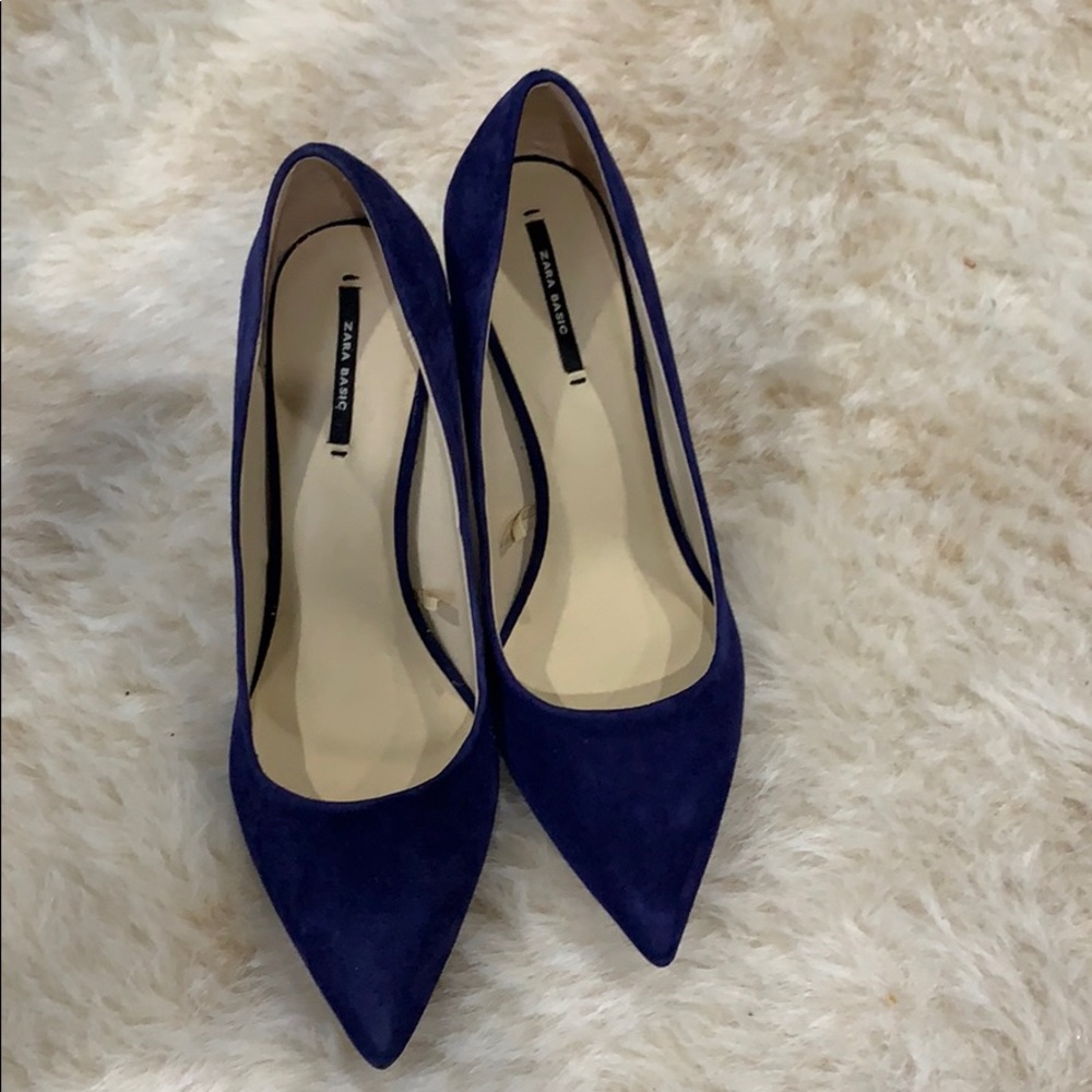 Low heel blue pumps